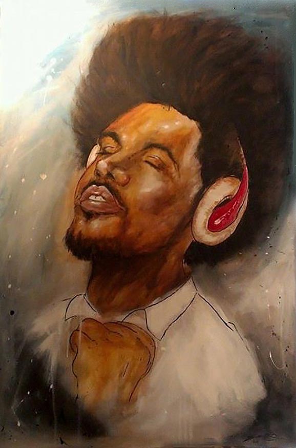 dunkelheutiger Mann mit dicken Afro Haaren und Kopfhörern auf den Ohren genießt seine Musik