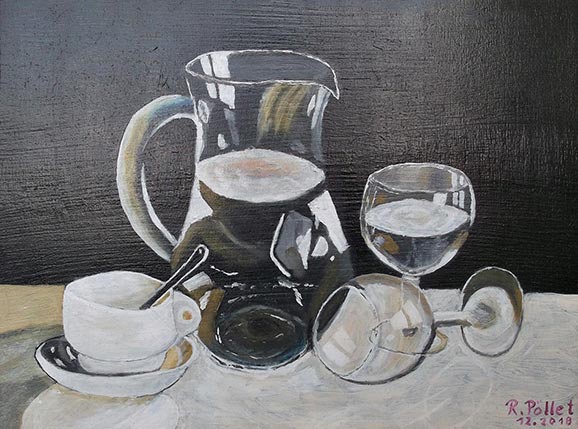 Karaffe mit Wasser einem gefüllten Glas einem leeren umgefallenen Glas und einer Tasse mit Löffel