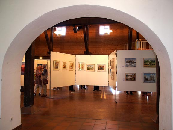 Blick durch den Bogen auf
die Ausstellung