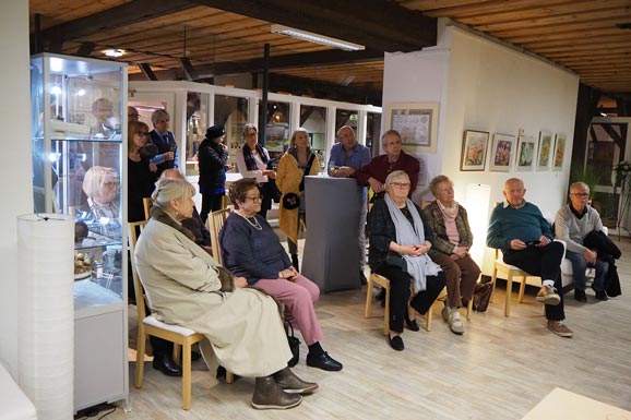 Unsere Vereinsmitglieder hören aufmerksam auf die Laudatio
von Doris Arenas, die die beiden
Künster vorstellt