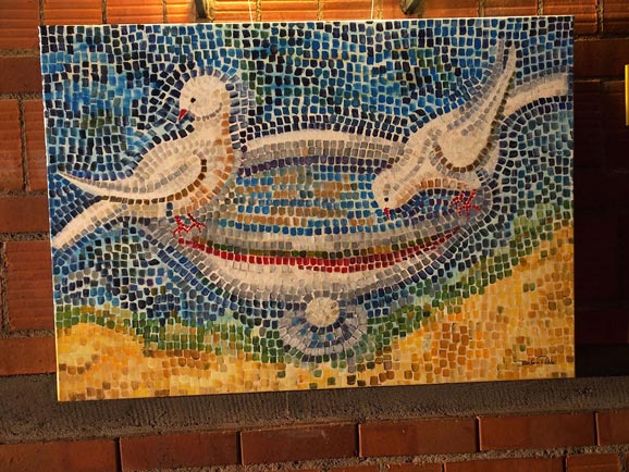 Barbara Pöhle „Am klaren Wasser”
gemaltes Mosaik mit zwei Tauben am Brunnen


