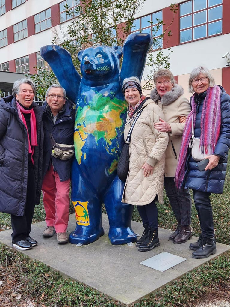Gruppenbild mit dem Berliner Bär