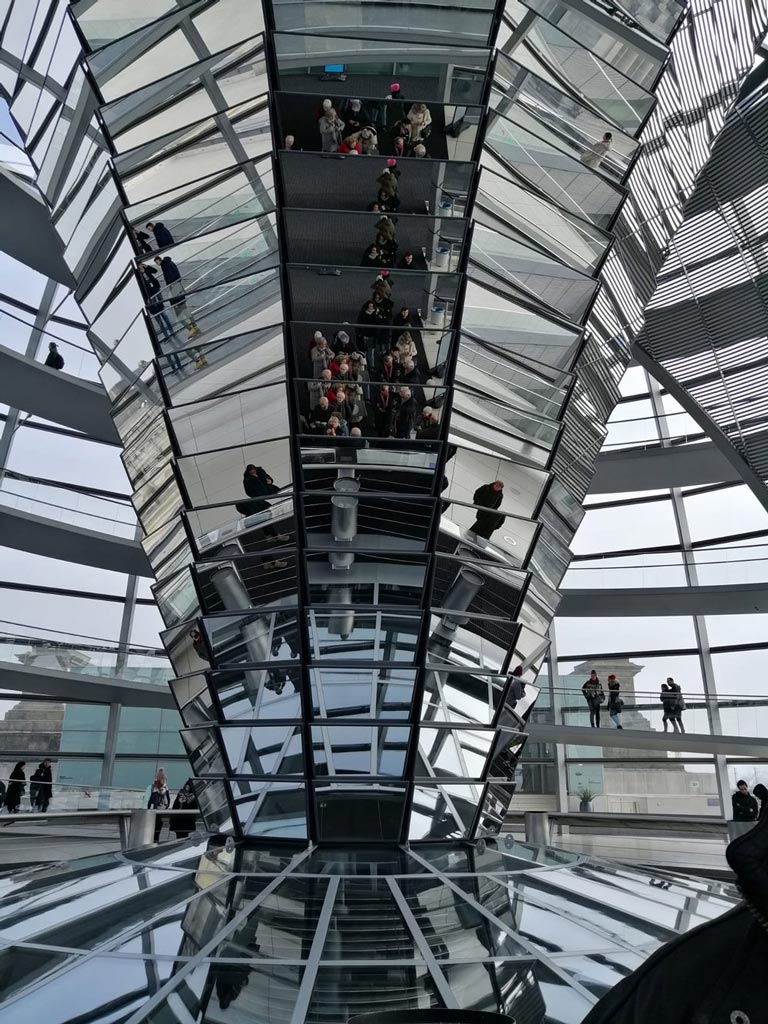 Spiegelungen in der Reichstagskuppel