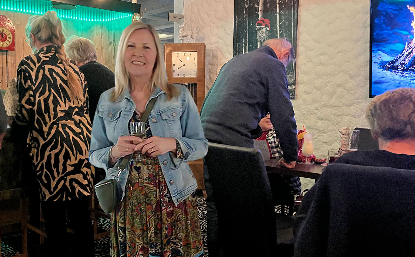 Impression vom Weihnachtskunsttreff am 09.12.2025 - einige von uns haben sich um den Nikolaussack versammelt.