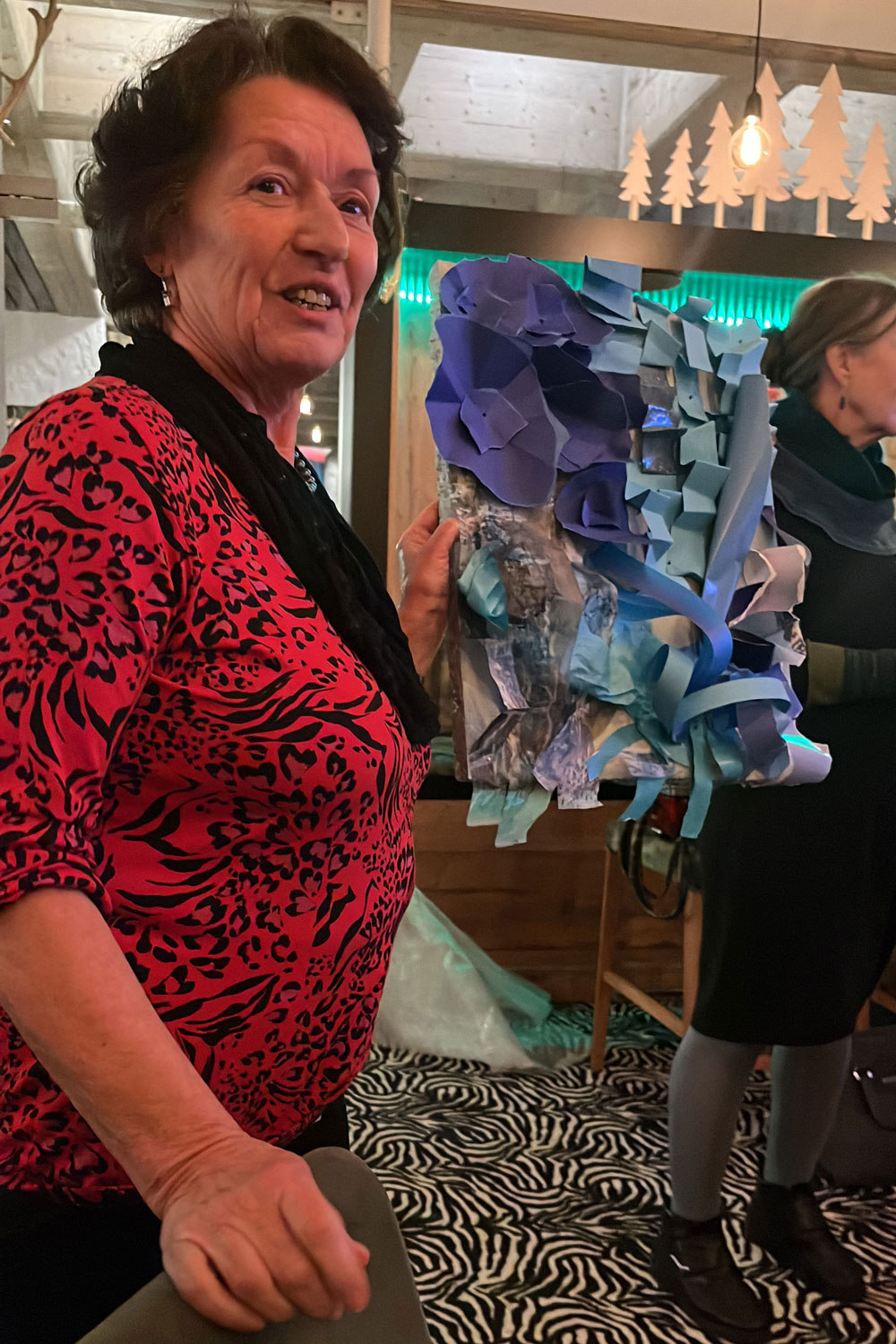 Ursula Rieger zeigt ihr Geschenk